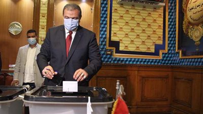 وزير القوى العاملة يدلي بصوته في انتخابات النواب بمصر الجديدة | صور