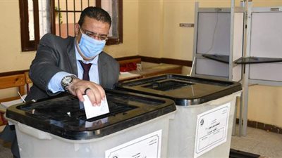رئيس جامعة القناة يدلي بصوته في لجنة مدرسة الزهور بالإسماعيلية