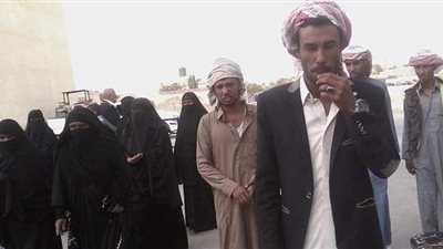 توافد المواطنين للإدلاء بأصواتهم فى اللجان الانتخابية بمدينة نخل بشمال سيناء | صور