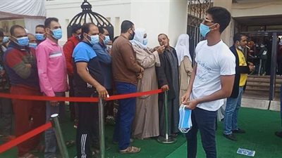 متطوعون يوزعون الكمامات مجانا على الناخبين  بمدينة نصر | فيديو وصور