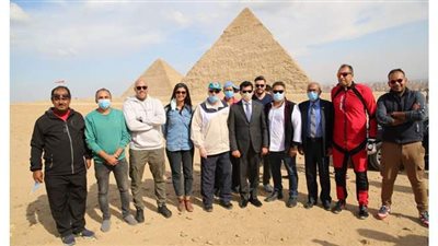 وزير  الرياضة يشهد النسخة الثالثة من مهرجان القفز بالمظلات فوق الأهرامات