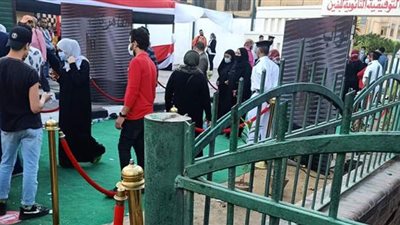السيدات يحتشدن أمام لجان روض الفرج للتصويت في انتخابات النواب | صور