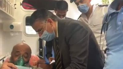 ناخب يصل لجنة انتخابية بمصر الجديدة في سيارة إسعاف | فيديو