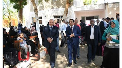 نائب محافظ قنا يوزع 500 بطانية على الأسر الأولى بالرعاية | صور