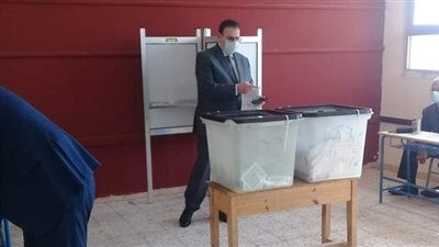 نقيب المهندسين يدلي بصوته في انتخابات النواب بالقاهرة الجديدة | صور
