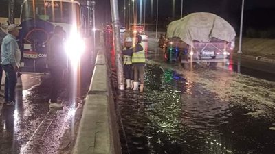 انتشار معدات شركتى الصرف الصحى بالقاهرة والجيزة للتعامل مع مياه الأمطار