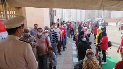 توافد مكثف للمواطنين أمام لجان حلوان للإدلاء بأصواتهم