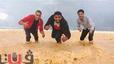 قرروا توثيق فرحتهم بالأمطار..  