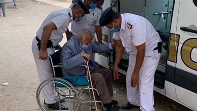 أمن القاهرة يستجيب لرغبة مسن للإدلاء بصوته في انتخابات النواب بمصر القديمة | فيديو