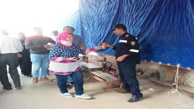 رئيس مدينة قها توزع العصائر علي الناخبين