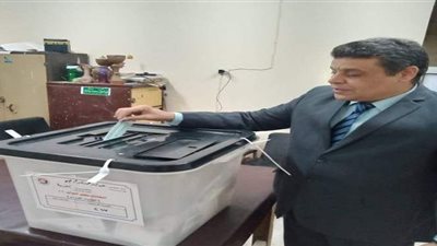 سكرتير نقابة الإعلاميين يدلي بصوته في انتخابات مجلس النواب