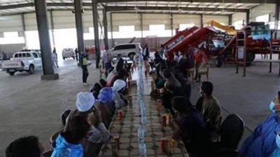 محافظ الوادى الجديد يلتقي الراغبين في إقامه مشروعات صغيرة بقرية أبو منقار