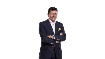 أشرف صبحي يدعم مركز شباب كفر طهرمس بمستلزمات رياضية