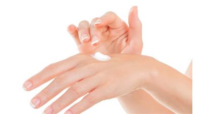 نصائح تساعدك في الحفاظ على نعومة يديكِ طوال فصل الشتاء