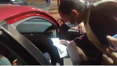 رئيس لجنة بحلوان يساعد معاقا للتصويت في الانتخابات البرلمانية | فيديو