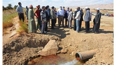 محافظ الوادي الجديد يتفقد بئر ٥٦ المتدفق ذاتيا بالداخلة