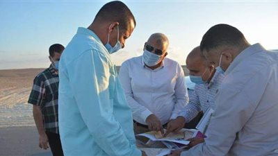 محافظ الوادي الجديد يتابع سير العمل بطريق 