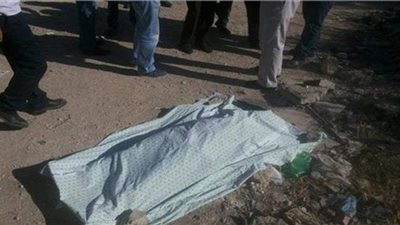 طلق ناري في عينه وطعنة.. العثور على جثة طالب ملقاة بجانب مصرف زراعي ببني سويف