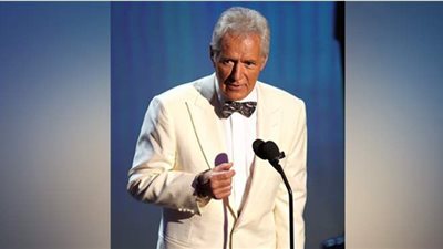 وفاة مقدم برنامج المسابقات الكندي الشهير أليكس تريبيك عن 80 عامًا