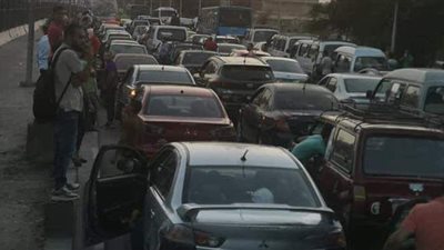 زحام مروري بمحاور القاهرة والجيزة.. وحادث تصادم أعلى الدائري