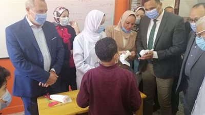 محافظ الدقهلية يشهد انطلاق حملة التطعيم ضد الطفيليات المعوية بالمدارس | صور
