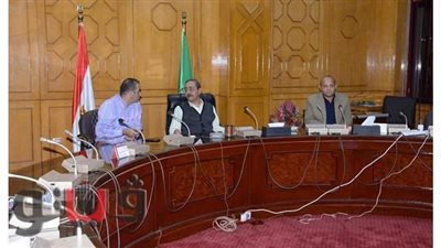 محافظ الإسماعيلية يرأس غرفة العمليات لمتابعة سير اللجان وعمليات الفرز