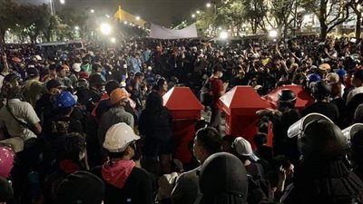 محتجون وعناصر شرطة.. غضب شعبي على أبواب القصر الملكي بتايلاند | صور