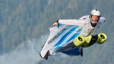 بدلة طيران مجنحة.. أحدث مركبة كهربائية من بي إم دبليو | فيديو