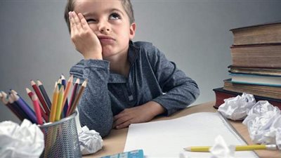 للأمهات.. نصائح تساعدك فى تعويد أطفالك على المذاكرة أون لاين | فيديو