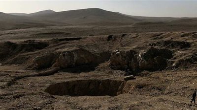 مساع لفتح حفرة تضم نحو ألفي جثة لمدنيين قتلهم 