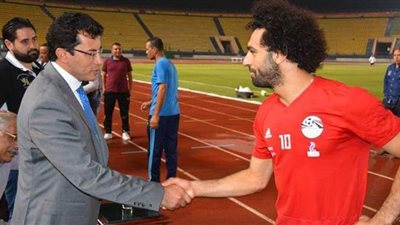 وزير الرياضة يتواصل هاتفيا مع محمد صلاح قبيل وصوله مصر