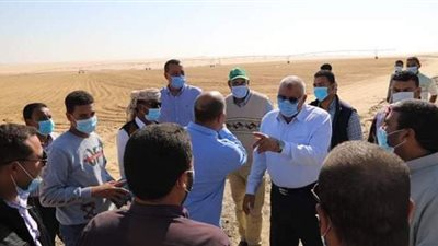 محافظ الوادي الجديد يتفقد مشروع استثمار زراعي على مساحة 45 ألف فدان بسهل قروين