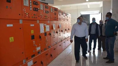 محافظ الوادي الجديد يتفقد محطة كهرباء الفرافرة