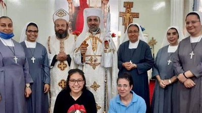 مطران طيبة يلتقي رعية العائلة المقدسة بمركز إسنا في الأقصر | صور