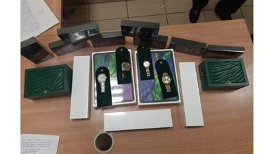 ضبط محاولة تهريب ساعات وهواتف محمولة باهظة الثمن بمطار القاهرة | صور