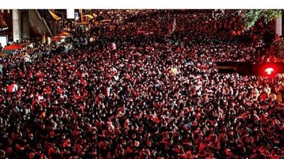 تايلاند.. المتظاهرون يلقون مطالبهم في حاويات القمامة أمام قصر الملك