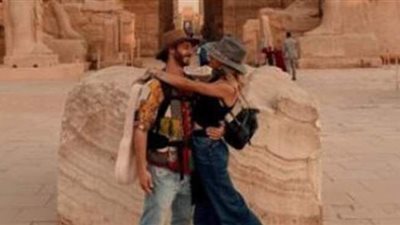 المطرب المكسيكي ريتو وزوجته في رحلة سياحية بمعالم الأقصر