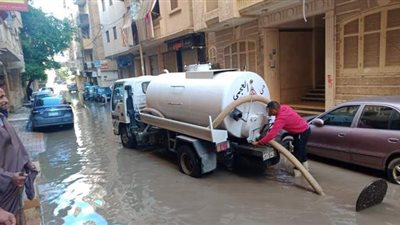 مسئولو الإسكندرية يكثفون تواجدهم في الميادين لشفط مياه الأمطار