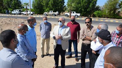 محافظ الأقصر يتفقد سير العمل بمدينة الشمس وربط طريق 