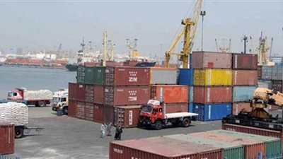 برغم هطول الأمطار ..  نشاط في حركة السفن والشاحنات بميناء الإسكندرية