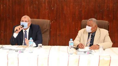 محافظ الوادي الجديد يعقد اجتماعا مع أعضاء الجهاز التنفيذي بمركز بلاط