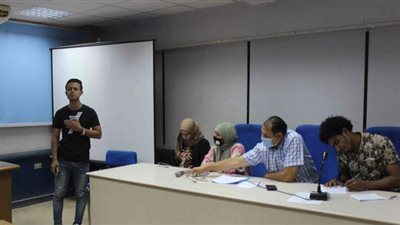 منعه من التدخين داخل الفصل.. طالب يعتدي على معلم بمدرسة في قنا