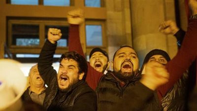 اعتراضًا على اتفاق إنهاء الحرب.. متظاهرون غاضبون يقتحمون مقر الحكومة الأرمينية | فيديو