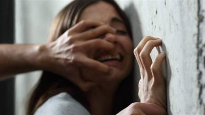 بسبب رفضه خروجها للعمل.. أب يتسبب في طعن ابنته وفقدانها البصر