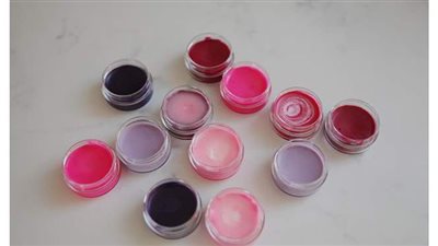 بالفازلين والآيشادو.. اصنعي بنفسك أحمر شفاه باللون المفضل