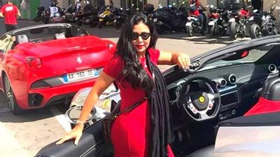 إطلالة جديدة لرانيا يوسف باللون الأحمر بجوار سيارتها