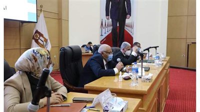 محافظ الوادى الجديد: مراجعة موقف المشروعات واتخاذ الإجراءات القانونية ضد المتقاعسين