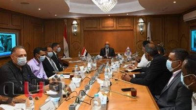 محافظ قنا يناقش مواصفات السيارات لخطوط السير الجديدة