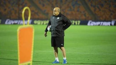 أيمن طاهر يقود مرانا قويا لثلاثي حراسة المرمى بالمنتخب الأول | صور