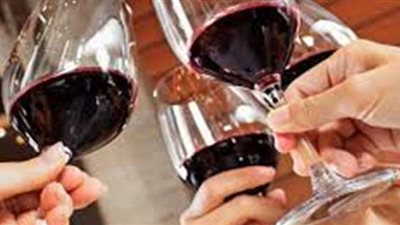 تفسير حلم شرب الخمر في المنام وعلاقته بالفتنة والتعامل بالربا